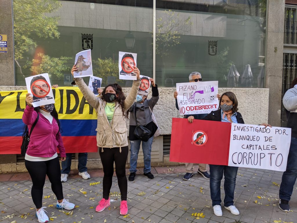 Protesta en embajada colombiana en Madrid